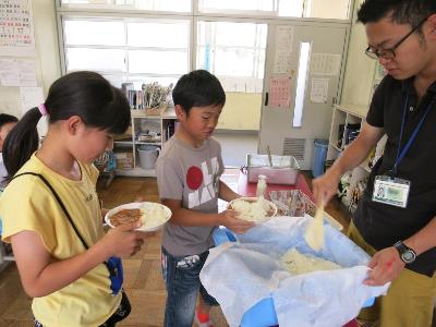 ハヤシライスを中学生並みにおかわりする小学5年生