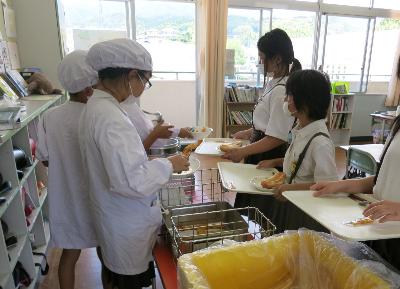 給食の配膳をする赤阪小学校5年生
