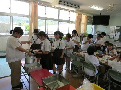 レタスと卵のスープのおかわりに行列する赤阪小学校5年生