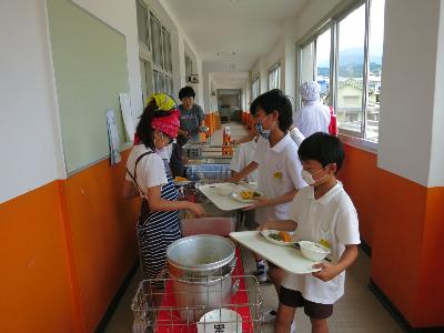 交流給食で配膳をする高学年と中学年