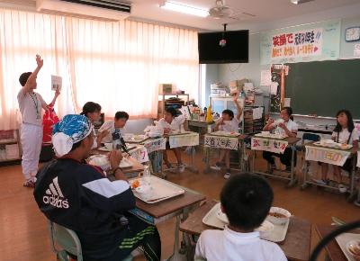 クイズに答える小学生