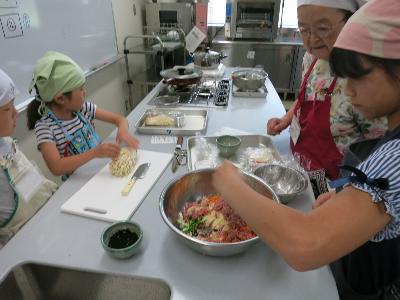粉豆腐入り餃子を作る小学生