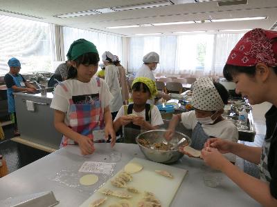 粉豆腐入り餃子を作る小学生