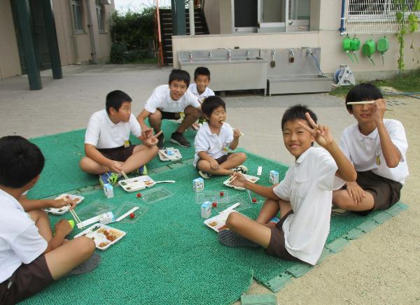 弁当給食を食べる赤阪小学校の男子