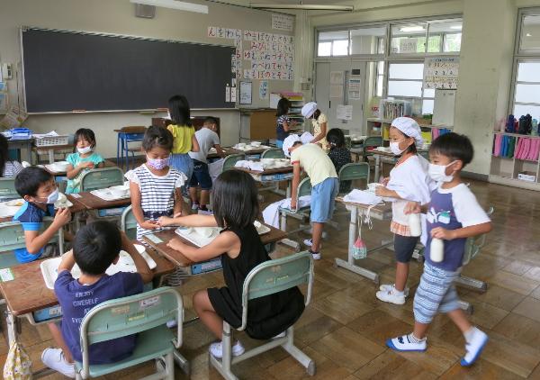 給食の準備をする千早小吹台小学校1年生