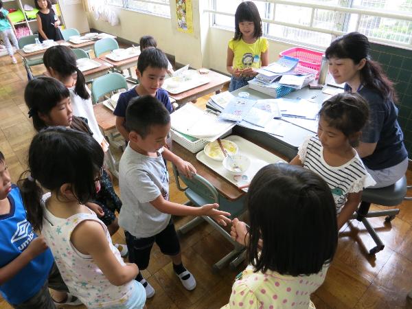 おかわりジャンケンをする千早小吹台小学校1年生