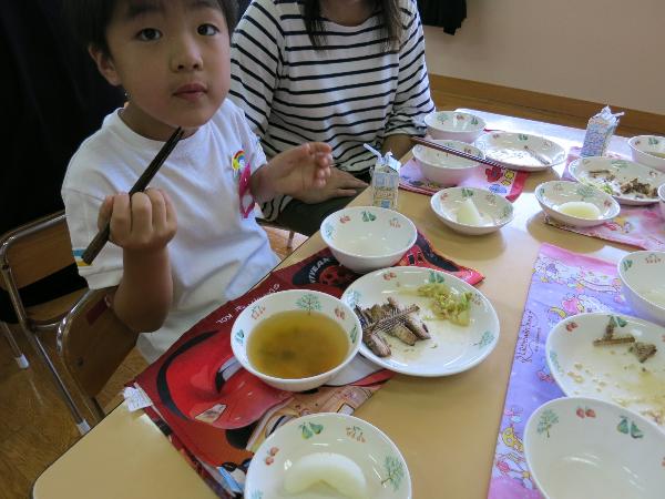 さんまのしょうが煮を上手に食べる5歳児さん