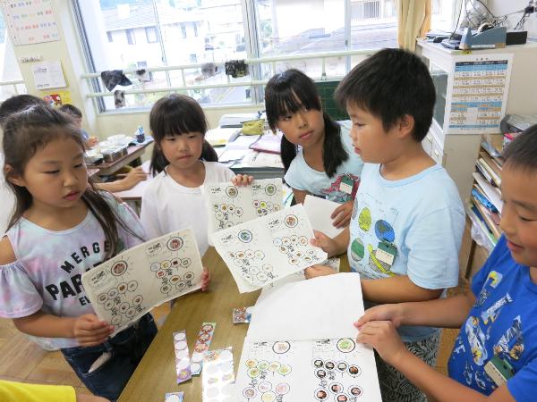 給食完食シールを見せてくれる千早小吹台小学校3年生