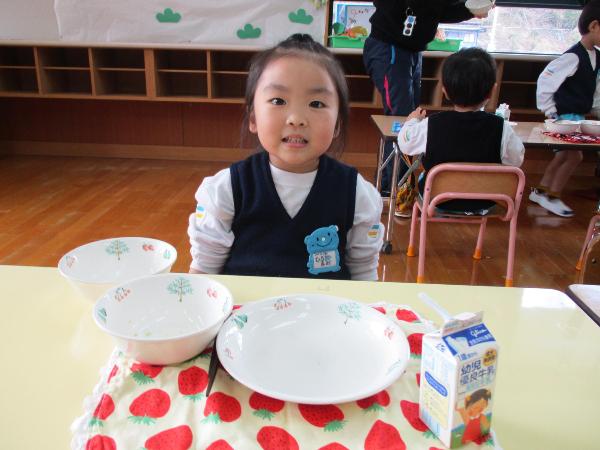 粉豆腐クイズに元気に参加する赤阪小学校4年生