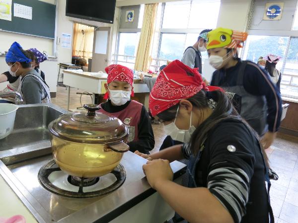 水加減したお米の鍋を火にかける千早小吹台小学校5年生
