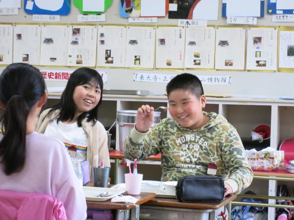 楽しく給食を食べる千早小吹台小学校6年生