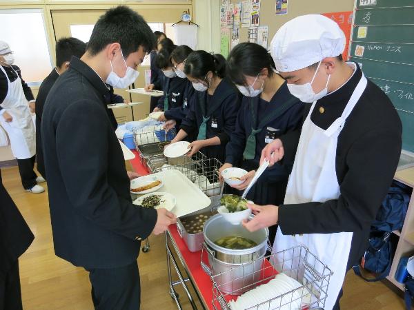 協力して配膳をする中学3年生