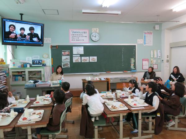 おさかなの食べ方動画を見て盛り上がる赤阪小学校1年生