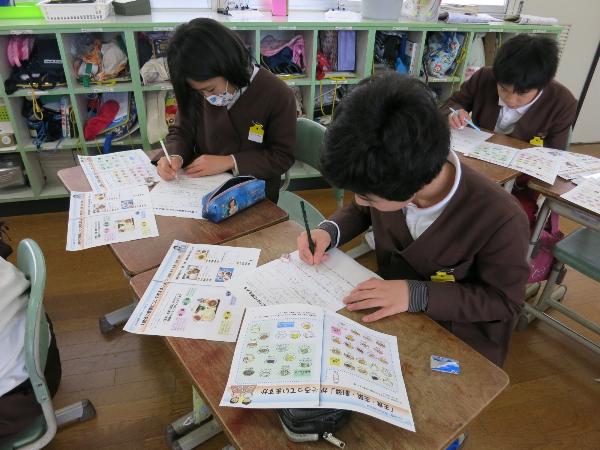自分で選んだ献立を主食主菜副菜に分類する赤阪小学校5年生
