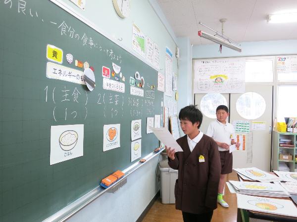 バランスよく考え直した献立を発表する赤阪小学校5年生
