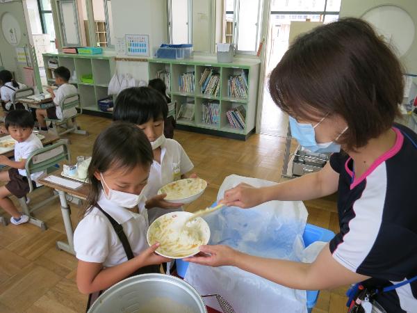 ハヤシライスをおかわりする児童