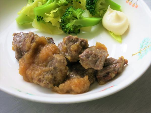 美味しそうに盛り付けられた和牛サイコロステーキ