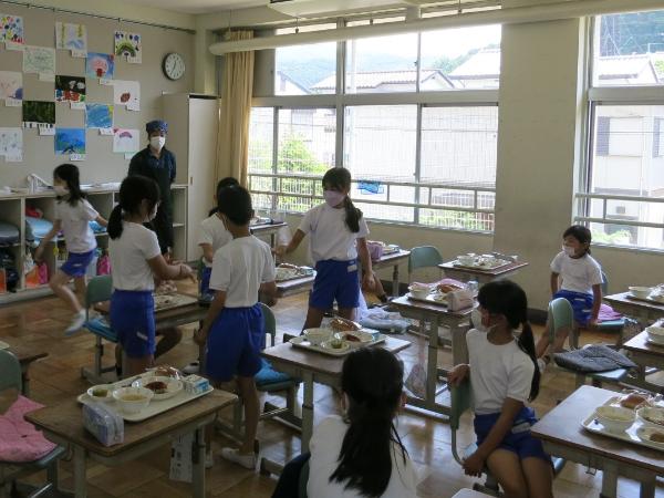 おかわりのジャンケンをする千早小吹台小学校4年生