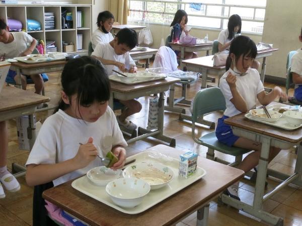 デザートのキウイフルーツをしっかり食べる千早小吹台小学校4年生