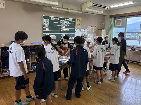 給食をてきぱきと配膳する村立中学校1年生