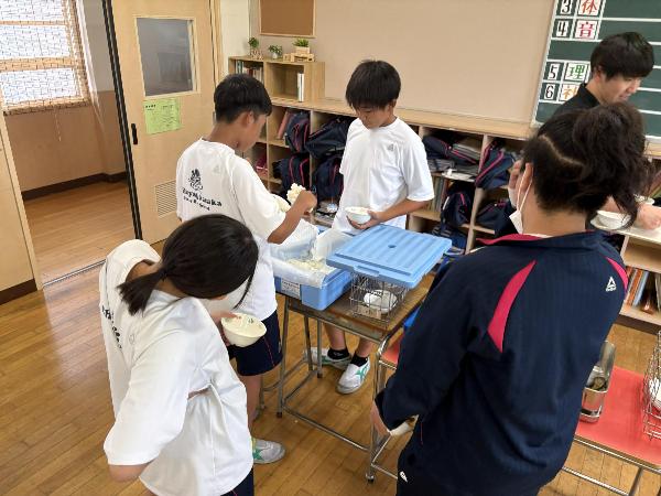 白ごはんのおかわりに集まる中学1年生