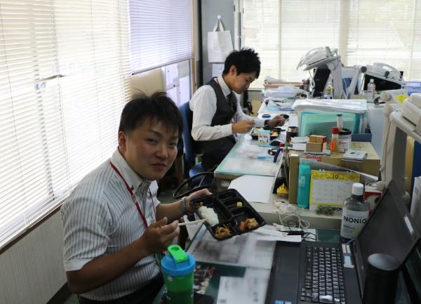 弁当給食を試食する千早赤阪村役場職員