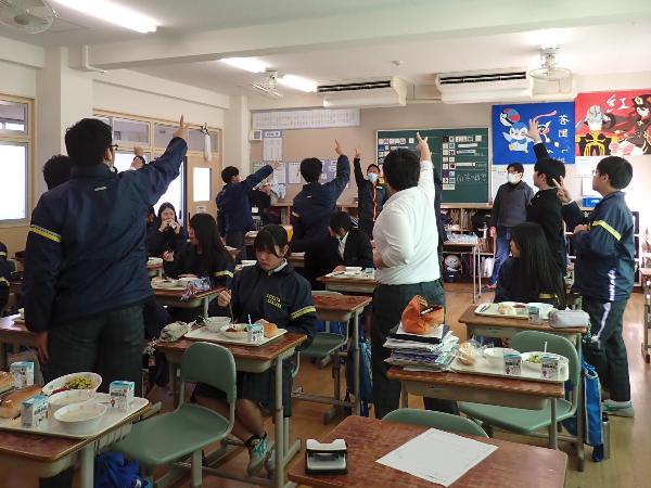 おかわりジャンケンをする村立中学校3年生
