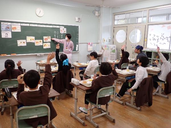 各年代の給食写真を並べ替える赤阪小学校3年生