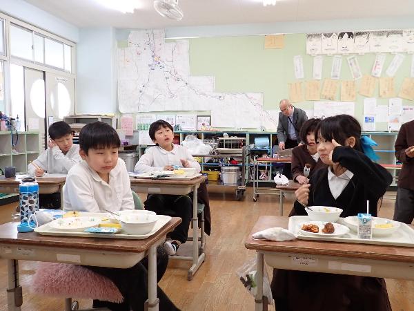くじらのノルウェー煮を食べてみて「いいね」サインをする赤阪小学校3年生