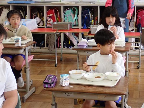 嬉しそうに給食を食べる千早小吹台小学校3年生