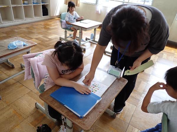 がんばりシールを貼ってもらう千早小吹台小学校1年生