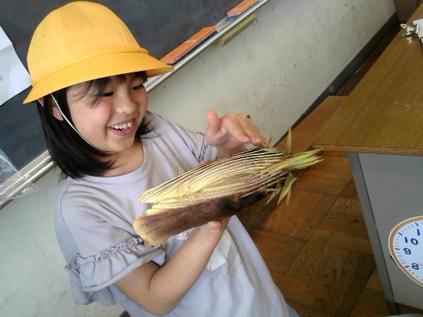 給食時間のようす（千早小吹台小学校2年生）