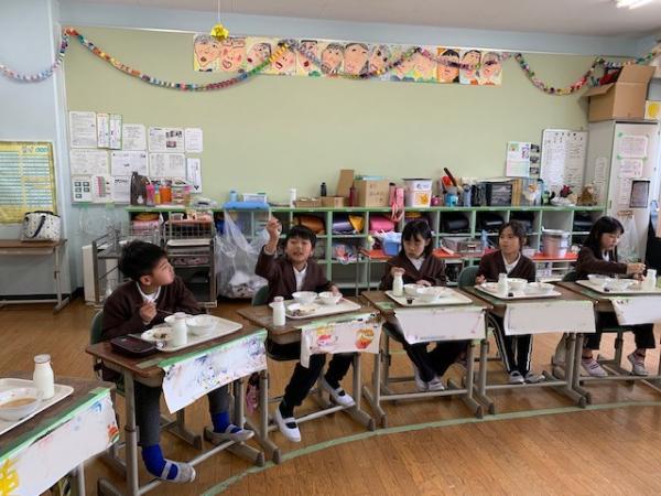 おはしの上手な持ち方を練習する赤阪小学校5年生