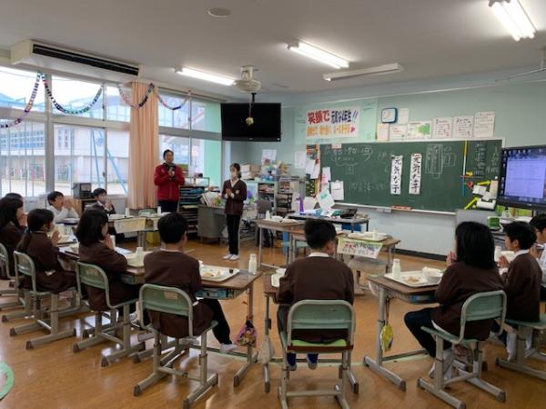 丁寧にいただきますのあいさつをする赤阪小学校4年生