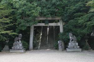 建水分神社の鳥居と2体の狛犬の写真
