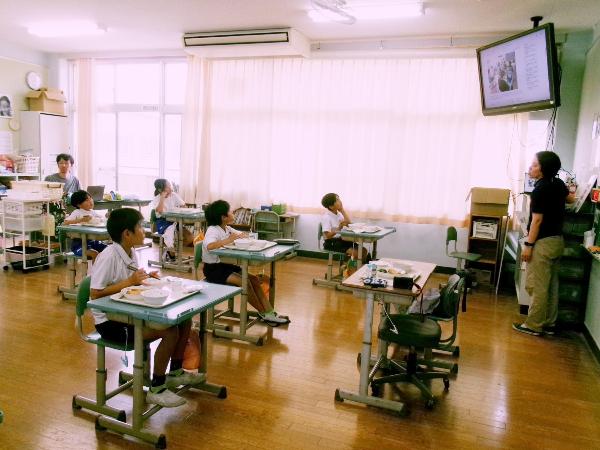 給食センターホームページで去年の献立を考える学習のようすを見る赤阪小学校5年生