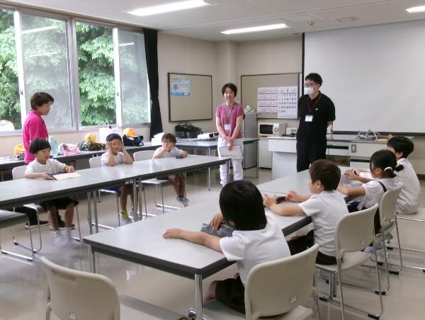 給食センター職員と挨拶をする赤阪小学校1年生