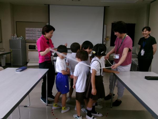 釜の大きさを体験する赤阪小学校1年生