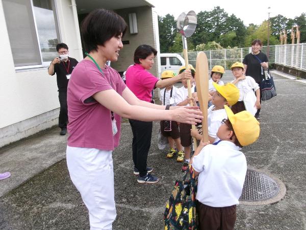 大きなしゃもじを持ってみる赤阪小学校1年生