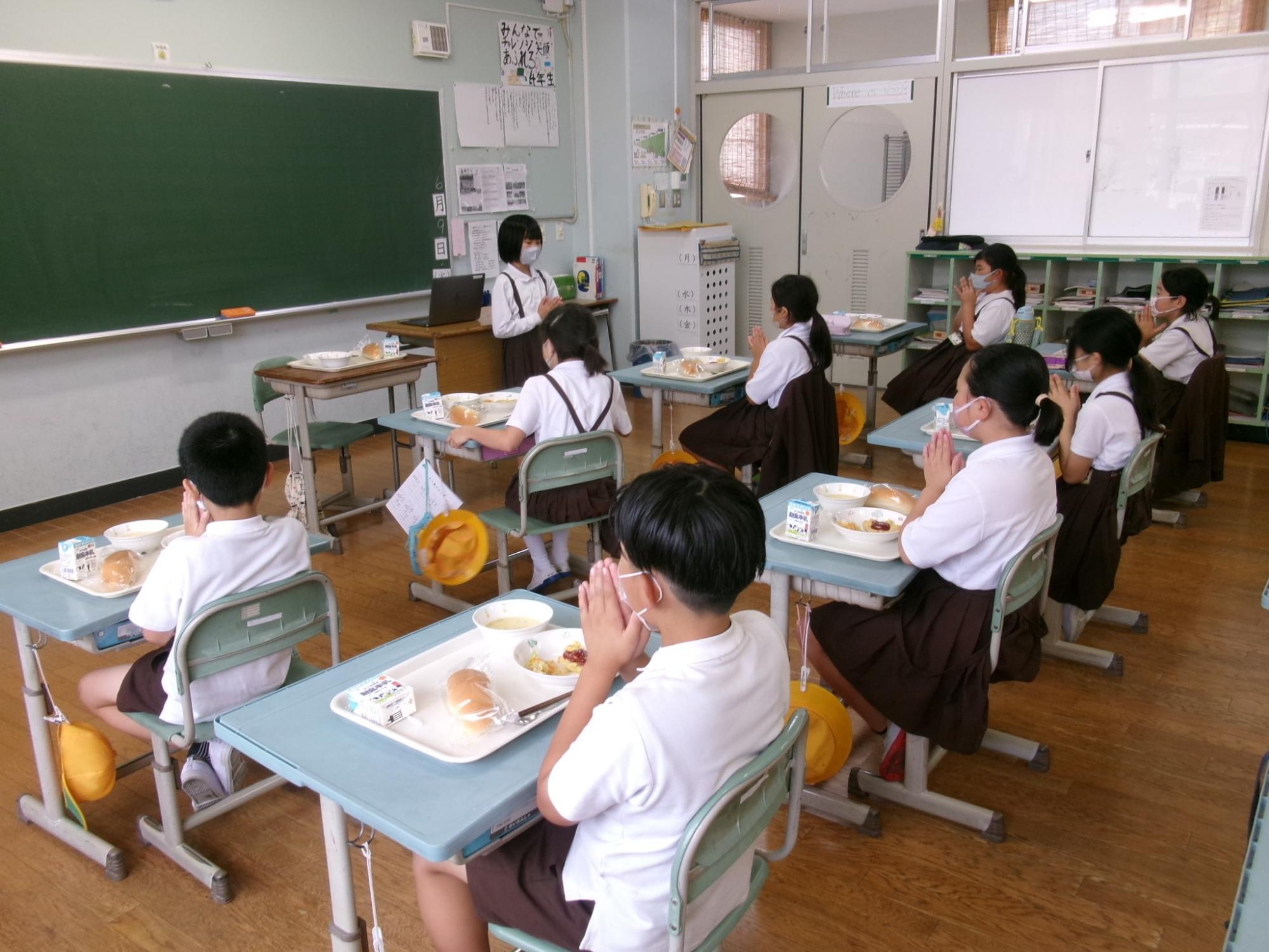 給食時間のようす（赤阪小学校4年生）
