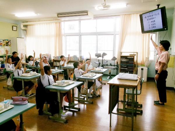 豚肉クイズに答える赤阪小学校4年生