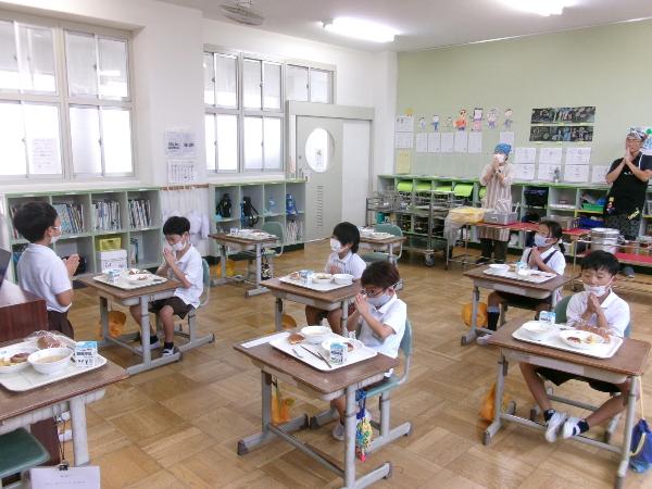 ていねいに「いただきます」をする赤阪小学校1年生