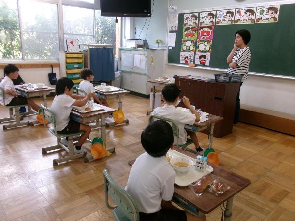 「にがてなものにチャレンジ」の紙芝居を聞く赤阪小学校1年生