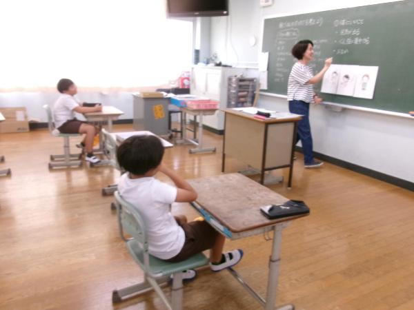 朝ごはんを食べるとどんないいことがあるか考える赤阪小学校3年生