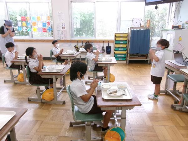 いただきますのあいさつをする赤阪小学校1年生