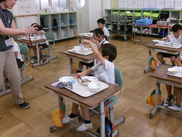 上手に中骨が取れて自慢げな赤阪小学校1年生