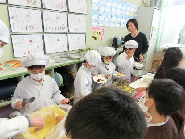 揚げパンなどの配膳をする赤阪小学校2年生