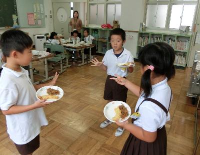 おかわりジャンケンをする赤阪小学校1年生