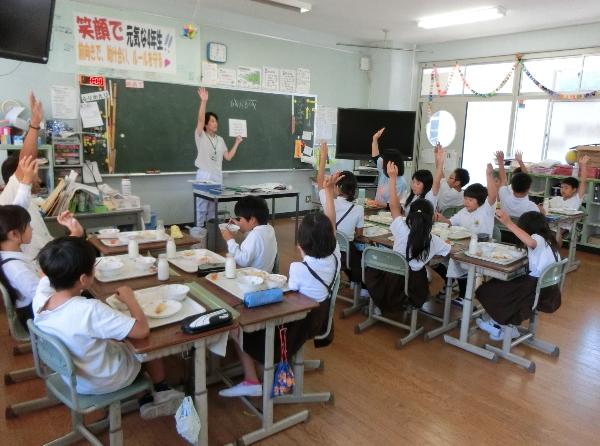 クイズに元気いっぱい答える赤阪小学校4年生