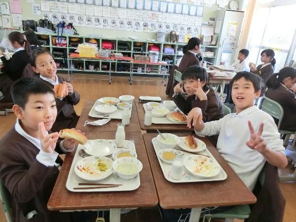 仲良く給食を食べる赤阪小学校5年生